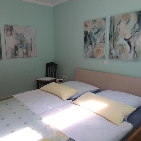 Holiday Flat With Idyllic Garden In Daun Exterior photo
