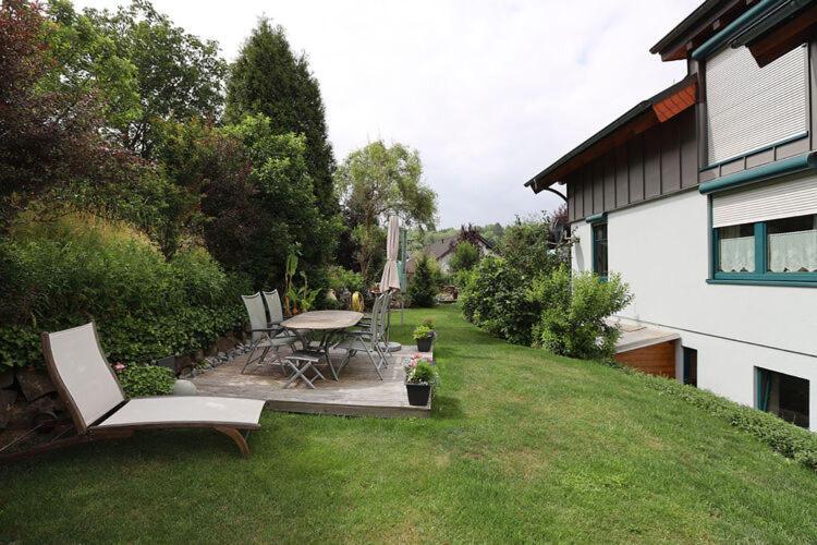 Holiday Flat With Idyllic Garden In Daun Exterior photo