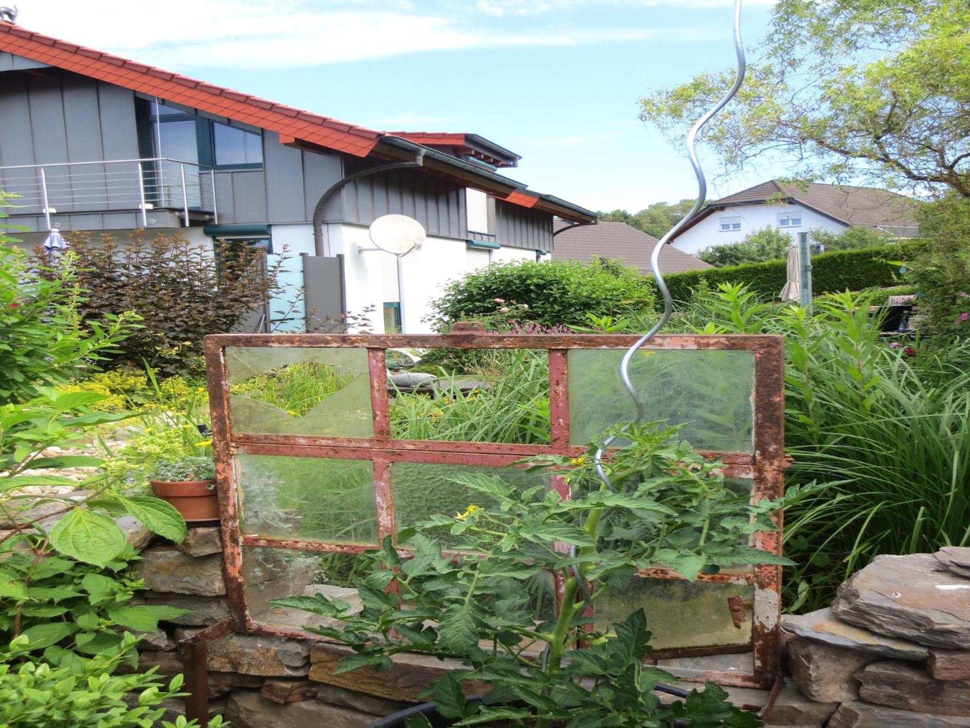 Holiday Flat With Idyllic Garden In Daun Exterior photo