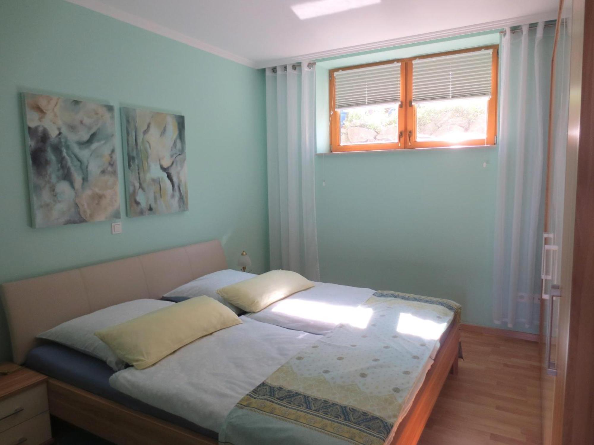 Holiday Flat With Idyllic Garden In Daun Exterior photo